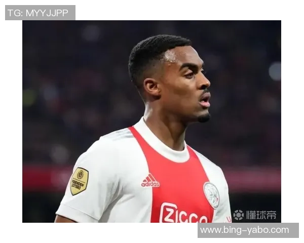 赫拉芬贝赫在禁区外遭铲倒主裁未判罚比赛继续进行引发争议