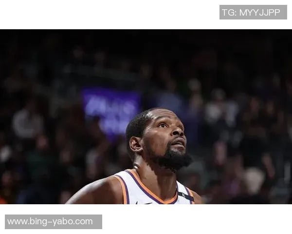 杜兰特苦战上半场表现抢眼砍下全队最高15分助力球队奋战