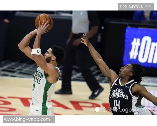 快船半场落后绿军8分小卡表现平平科林斯和怀特联手发力助球队争胜 快船半场落后绿军8分小卡表现平平科林斯和怀特联手发力助球队争胜