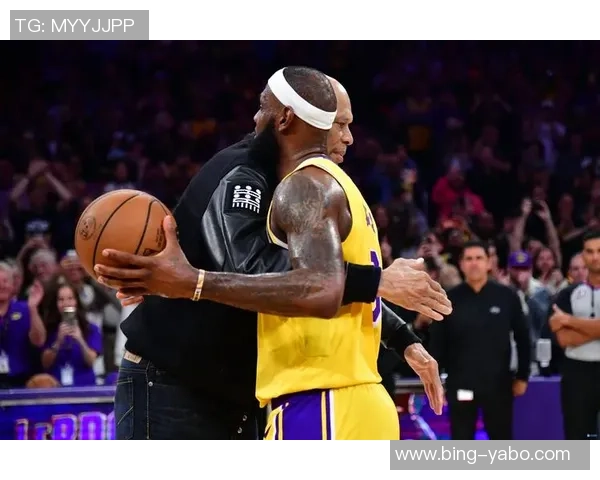 老詹在湖人战术体系中的定位分析与角色转变探讨