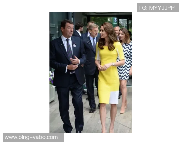 兰德尔娇妻现身主场为老公助威身材保持完美紫色大衣引人注目