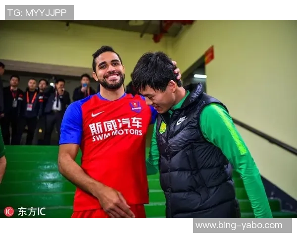 老队友重聚温情时刻哈兰德与南野拓实亲切拥抱寒暄