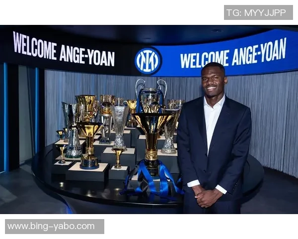 国米官方社交媒体分享图拉姆与阿德里亚诺合影瞬间前辈签名传承情怀 国米官方社交媒体分享图拉姆与阿德里亚诺合影瞬间前辈签名传承情怀